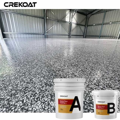 Şeffaf Topcoat Epoxy reçine zemin kaplama, çip yumurtalarıyla yayılmıştır