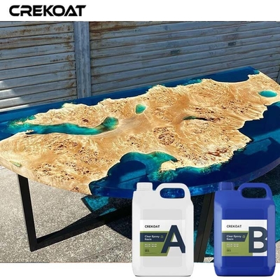 Ahşaptan daha kalın katmanlara kusursuz olarak kabarcıksız, açık epoksi eklenir.