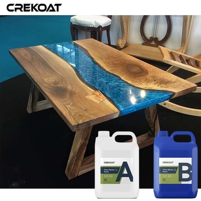 Ağacı taşları dökmek için yüksek viskozluklı epoksi reçine dökün.